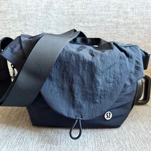 curved crossbody bag 3L black